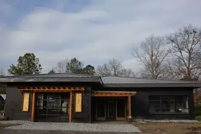 Image de 6000sqft Historical Schoolhouse Home with Indoor Pickleball Sleeps 11