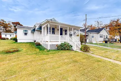 Image de Comfortable home with a work desk, washer/dryer, streaming, & internet