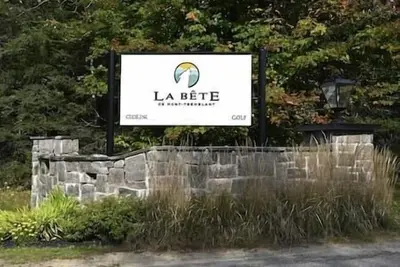 Image de La Bête Oasis: Cozy & Chic Chalet: Ski, Pool, Golf