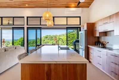 Image de Pura Vida Paradise! Luxury Ocean View Oasis only 20 minutes from the beach.