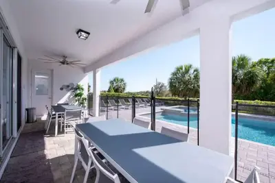 Image de 20% Off Luxury Mansion 12 Br 7 En-Suite  Pool & Movie & Pool Table & Foosball\n\n