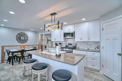 Image de Mid-Century Modern Ranch Home Totally Renovated With Country living