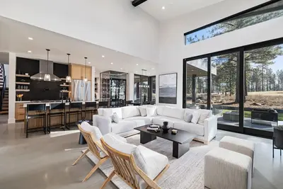 Image de Custom Airy Home on Golf Course| Fresh Modern Design| Private Hot Tub & Gym