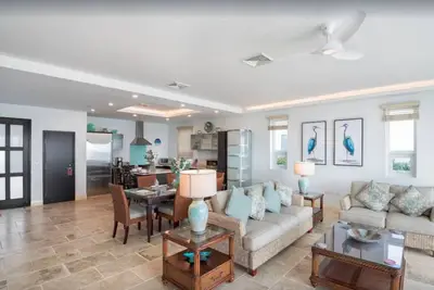 Image de Romantic Luxurious Villa w/hot tub with 3 Bedrooms — 5 min from the beach!