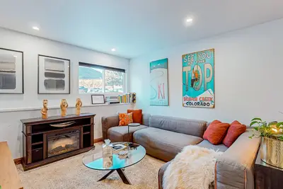 Image de Centrally located condo with office, fireplace, W/D, & ski closet