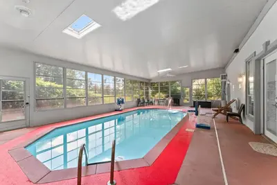 Image de Indoor Pool + Hot Tub + Fire Pit + Game Room