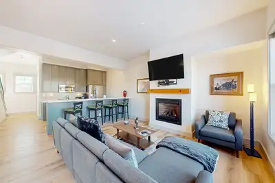 Image de 3-story townhouse near downtown with fireplace, balcony, mountain views, patio