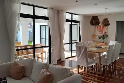 Image de Amplia y luminosa casa con excelente ubicación