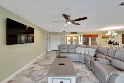 Image de Stunning 3br Home offers water view Minutes to the Beach