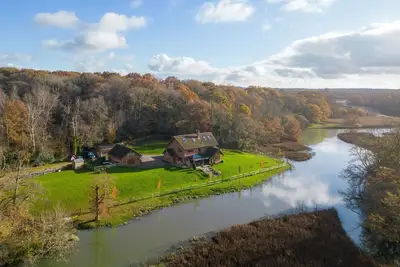 Image de Serene Riverside: 6br Luxury Retreat in Curdridge