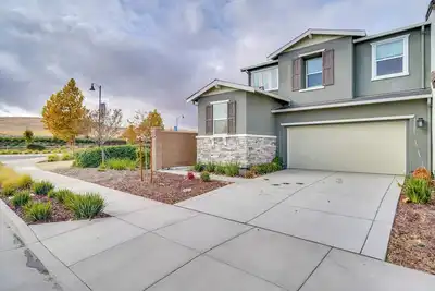 Image de Newly Built Tracy Home w/ Backyard + Pool Access!