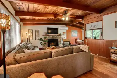 Image de Cottage near Yosemite & Bass Lake, Orange Door