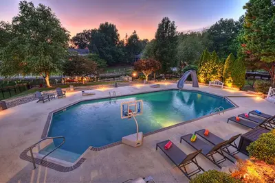 Image de Lakefront Home w Pool, Dock, Fire Pit & Game Room | Sip, Sip Away