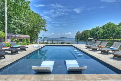 Image de Private Dock, Boat Ramp, Saltwater Pool & Waterfront Firepit | Bright Water Cove