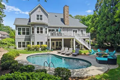 Image de Making Waves by AvantStay | Sleeps 20 + Pool