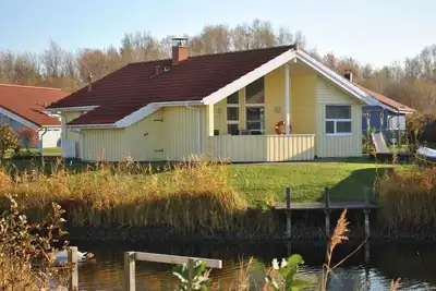 Image de Gemütlich Eingerichtetes Ferienhaus im Ferienpark Seeland mit Wasserlage
