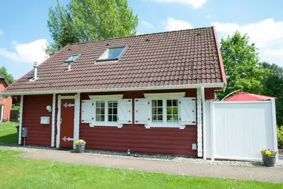 Image de Schönes und Rustikales Holzblockbohlenhaus im Ferienpark Achtern Diek