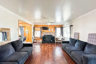 Image de 3 bedroom, 1 bath home that is located on the country side of Visalia near freeway 99.