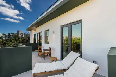 Image de Olive Penthouse | 2 Bd/2Ba | Private Deck, Garden