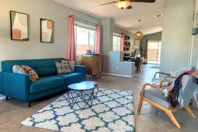 Image de West side home where comfort, space, and tranquility come together