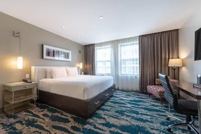 Image de 2 Charming Units in Trendy River North! Short Drive to Chicago O’Hare Airport!