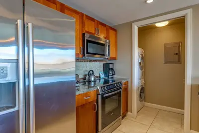 Image de Sunset Serenity: 3 Ocean View Units w\/ Kitchen! Onsite Swimming Pool, Parking!