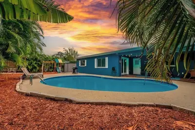 Heated Pool - 8 min to beach - King Beds