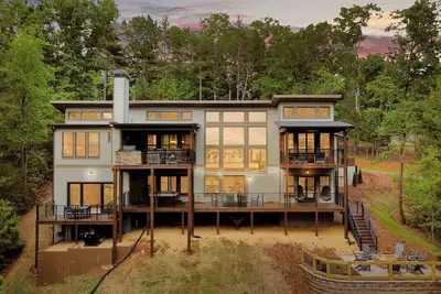 Image de Splash Mountain Lodge ~ Modern Cabin w/ Heated Indoor Pool ~ Hot Tub ~ Fire Pit