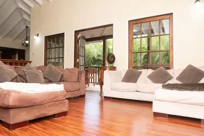 Image de Peaceful family Retreat! 10 minutes to beach, restaurants and supermarkets.