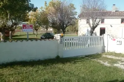 Image de maison de campagne avec grand jardin et terrasse parking prive ferme