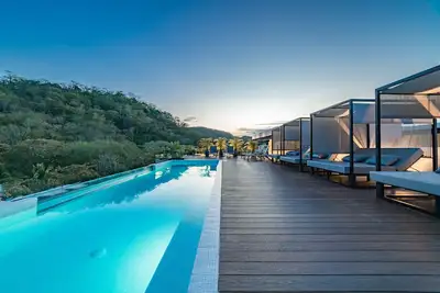 Image de Modern New Condo - Steps to the Beach