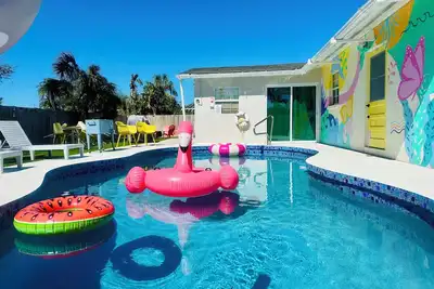 Image de Near Img! Fun 4br • Free Heated Pool w/Golf, Arcade Games, Fire Pit, Beach Fun!