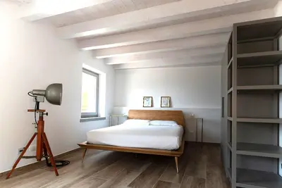 Image de Historic lakefront residence elegantly furnished