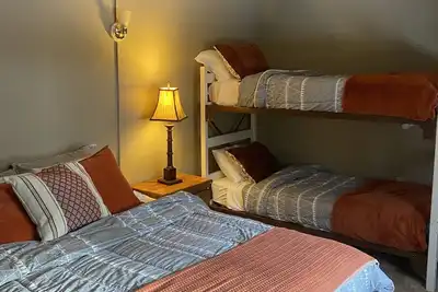 Cozy Ski House, 5 Minutes near Mt Snow!