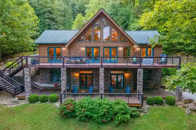 Image de Spacious waterfront property with deck, hot tub, fireplace, & central Ac