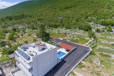 Image de Villa je potpuno opremljena za odmor 18 osoba