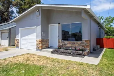 Image de Modernly Remodeled Cabin-Style Bungalow