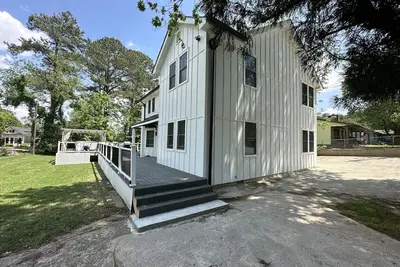 Image de Luxurious 3 bedroom Lake home mins from Gainesville