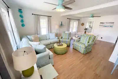 Image de Swanky Swan - 3br/2ba, Swansboro close to downtown - short drive to Camp Lejeune