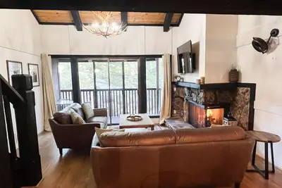 Remodeled Townhouse-Sleeps 8-Foosball-Near Hiking, skiing- 2 King Beds