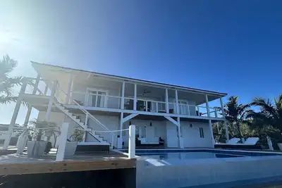 Image de New! Amazing view, two king bedroom w/ensuite bathrooms. Private heated pool.