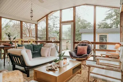 Image de Ruby's Escapade: Art Hotel Speakeasy Vibes with Massive Outdoor Spaces