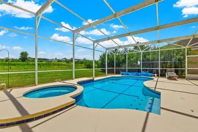 Image de Large villa, extended patio pool deck stunning views golf course. Close to parks