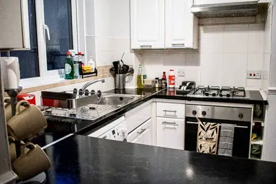 Image de Cozy Watford Home W/ Parking - Perfect for Harry Potter World + Warner Bros