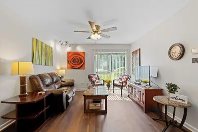 Walk to hospitals, minutes from Uf!