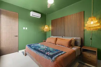 Image de 3 bed penthouse w/ yard/pools, rooftop, a/c, 10 minute drive to the beach