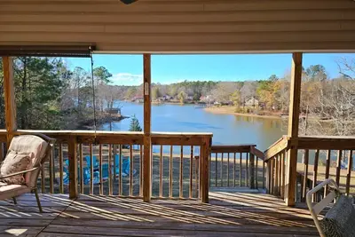 Image de Lakeview Oasis with hot tub & fire pit!