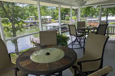 Image de Lindsey's Lakeside Hideaway with hot tub & fire pit!