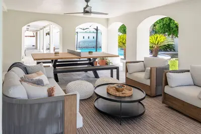 Image de Designer 5-bedroom home w\/ resort-like backyard!