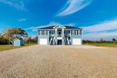 Image de Private acreage next to the bayou with kayaks, porches, open layout, W/D, & Ac